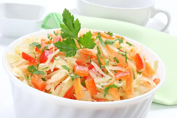 Salada com chucrute, cenoura e páprica — Fotografia de Stock