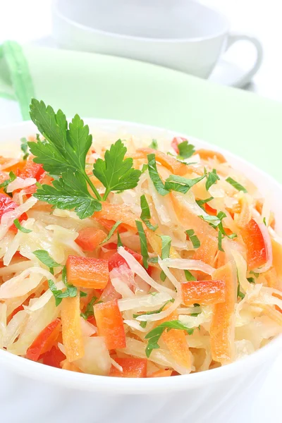 Salada com chucrute, cenoura e páprica — Fotografia de Stock