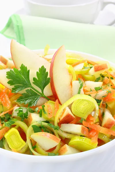 Salada com alho-porro — Fotografia de Stock