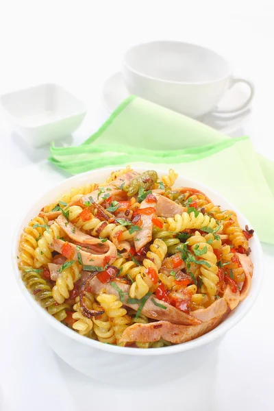 Stekt pasta med fläsk skinka och paprika — Stockfoto