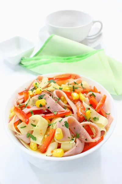 Salade met ham, kaas, paprika en maïs — Stockfoto