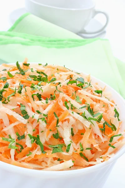 Салат из сырой петрушки и моркови — стоковое фото