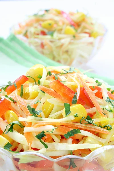 Salada com repolho, cenoura, milho doce e páprica — Fotografia de Stock