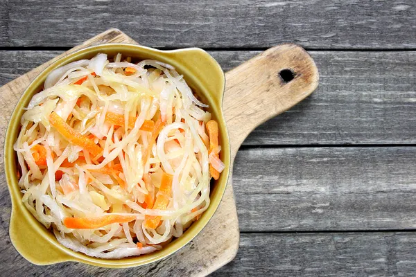 Crauti con carota in ciotola — Foto Stock