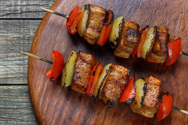 Grillspett av fläskkött, lök och paprika — Stockfoto