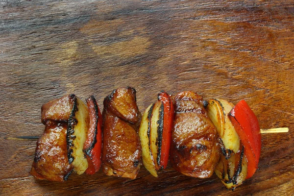 Grillspett av fläskkött, lök och paprika — Stockfoto