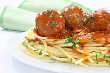 Kızarmış domuz eti köfte makarna ile