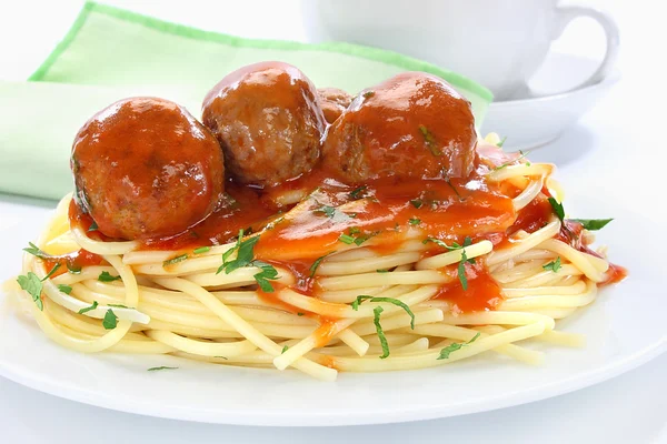 Stekt fläsk köttbullar med pasta — Stockfoto