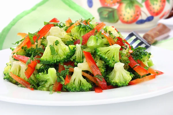 Brokoli ve kırmızı biber salatası — Stok fotoğraf