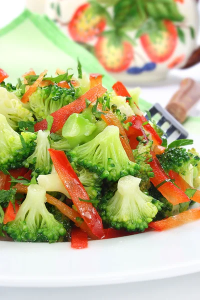 Sallad med broccoli och paprika — Stockfoto