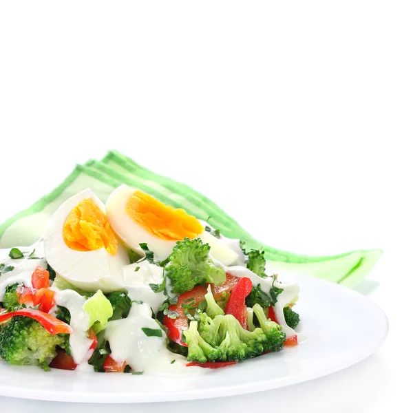 Salad with broccoli, paprika, egg and sauce with yogurt and garlic — Stock Photo, Image