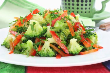 brokoli ve kırmızı biber salatası