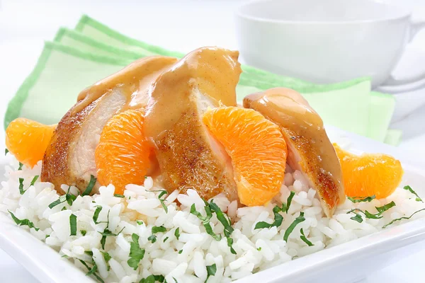 Στήθος κοτόπουλο με μανταρίνι, ρύζι και σάλτσα — Φωτογραφία Αρχείου