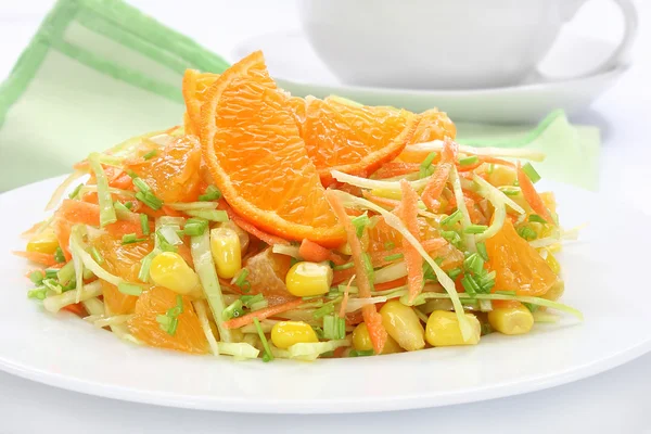 Salade met kool, wortelen, Mandarijn en suikermaïs — Stockfoto