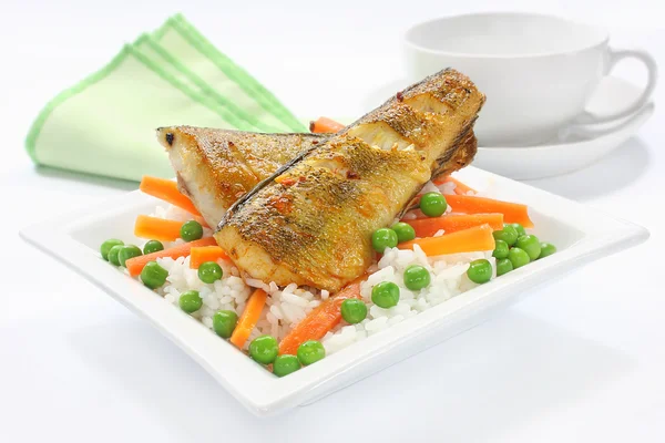 Peixe frito com arroz, cenouras e ervilhas verdes — Fotografia de Stock