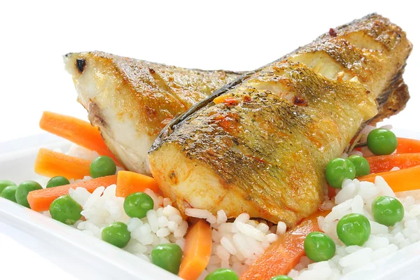 Fried fish with rice, carrots and green peas — Stock Photo, Image