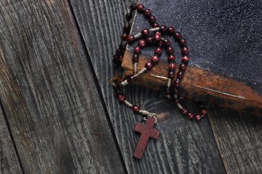 Tespih ve ahşap masa üzerinde açık bir kitap