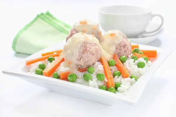 Κεφτεδάκια χοιρινό με ρύζι, καρότα, μπιζέλια και άσπρη σάλτσα — Φωτογραφία Αρχείου