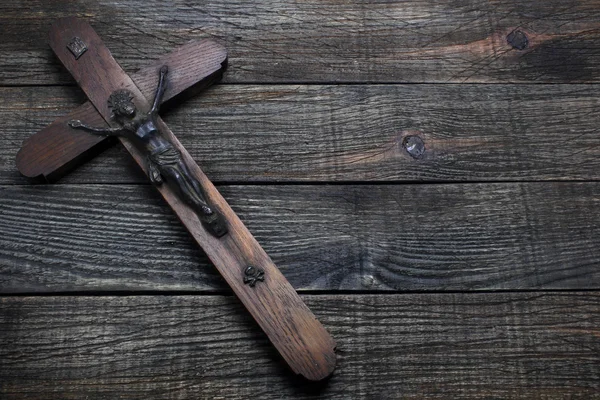 Cruz de madera sobre fondo de madera —  Fotos de Stock