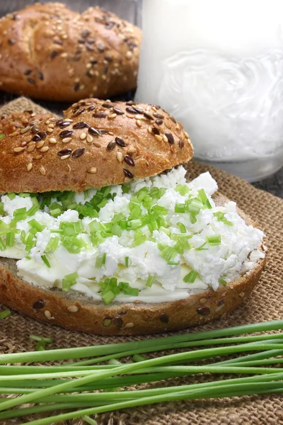 Bread roll with cottage cheese and chives — Stock Photo, Image