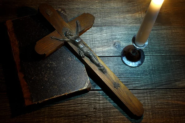 Хрест і стара книга на дерев'яному столі — стокове фото