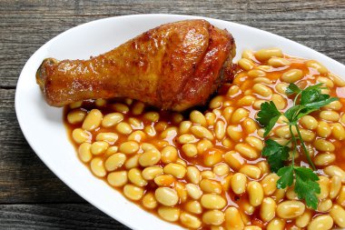 Soya fasulyesi ile domates sosu ve kızarmış tavuk budu