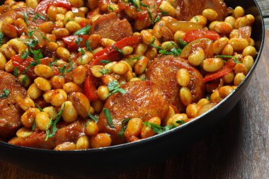 kırmızı biber ve sosis ile soya fasulyesi