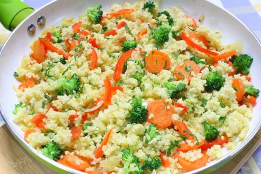 darı kızarmış havuç, brokoli, kırmızı biber ve soğan ile