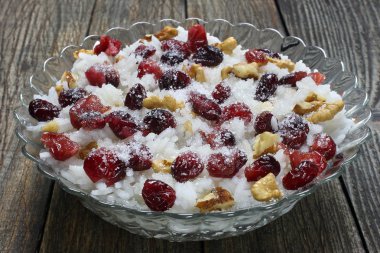 kızılcık, ceviz ve şeker ile pirinç