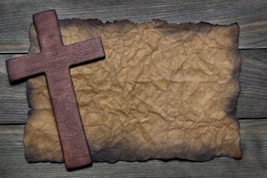 eski bir kağıt üzerinde ahşap arka plan üzerinde çapraz