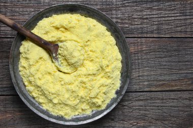 금속 그릇에 옥수수 가루