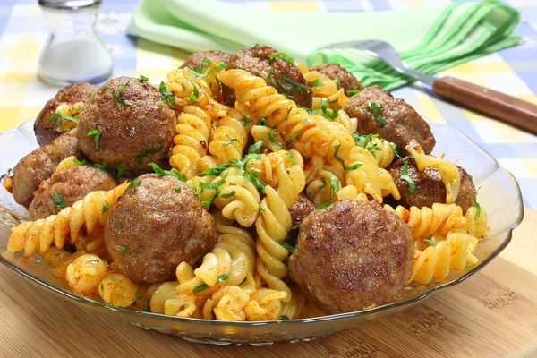 Albóndigas de cerdo fritas con pasta —  Fotos de Stock