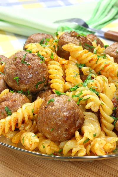 Stekt fläsk köttbullar med pasta — Stockfoto