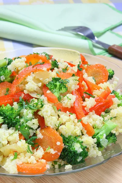 小米炒胡萝卜、 花椰菜、 红辣椒和洋葱 — 图库照片