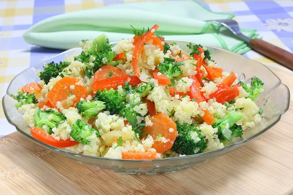 Darı kızarmış havuç, brokoli, kırmızı biber ve soğan ile — Stok fotoğraf