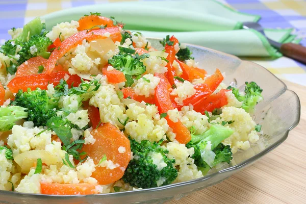 Hirs stekt med morötter, broccoli, paprika och lök — Stockfoto