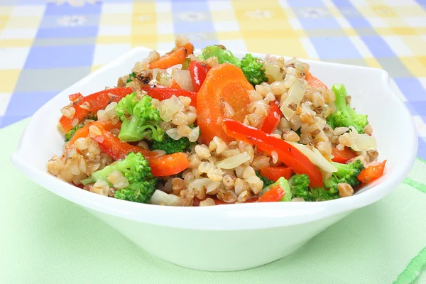 Karabuğday havuç, soğan, brokoli ve kırmızı biber ile — Stok fotoğraf