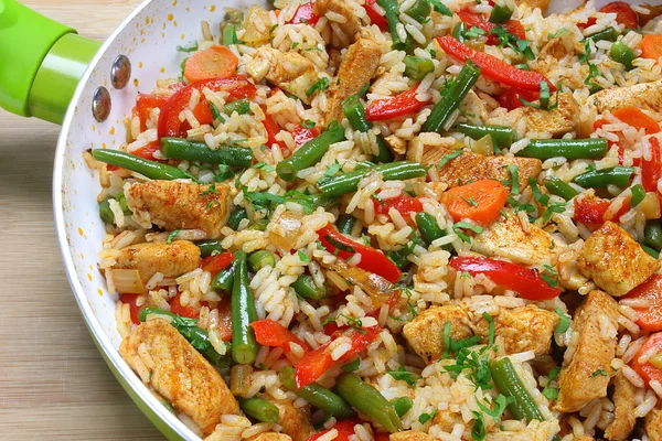 Gebratenes Huhn mit Reis und Gemüse — Stockfoto