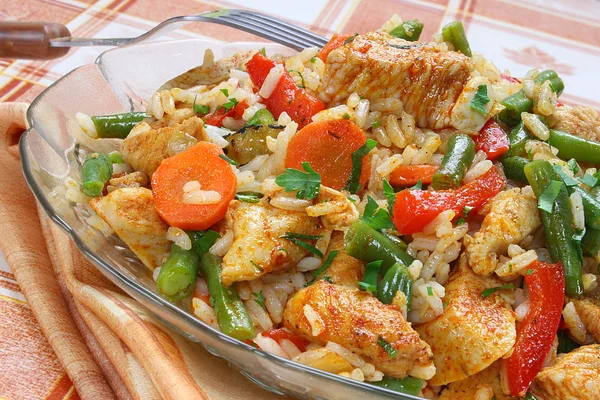 Fried chicken with rice and vegetables — Stock Photo, Image