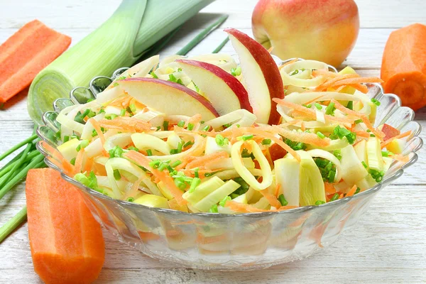 Salada com alho-porro, cenouras e maçãs — Fotografia de Stock