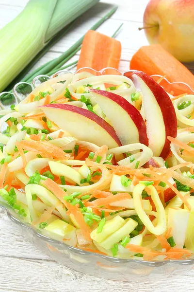 Salada com alho-porro, cenouras e maçãs — Fotografia de Stock