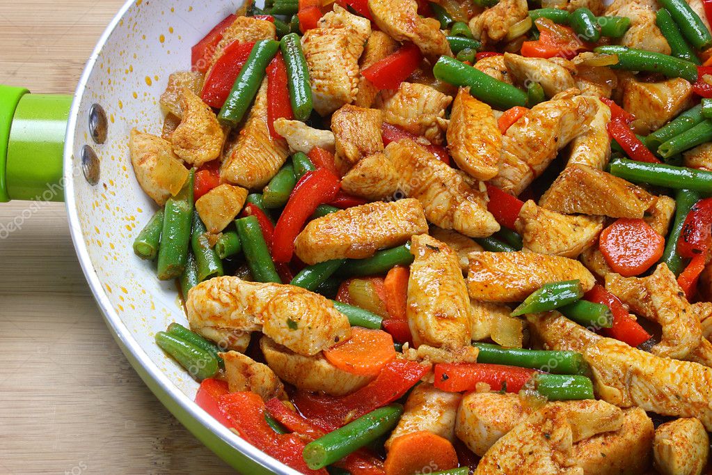 овощное рагу с грудкой. овощи с курицей. овощи с курицей. жареные овощи на сковороде. ужин куриная грудка и овощи.