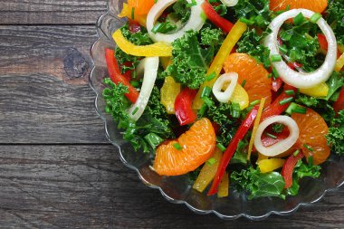 kıvırcık lahana, kırmızı biber, mandarin ve soğan salatası