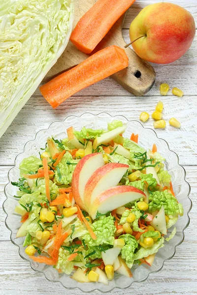 Chinese cabbage with sweet corn,carrots and apples, delicious salad — Stock Photo, Image