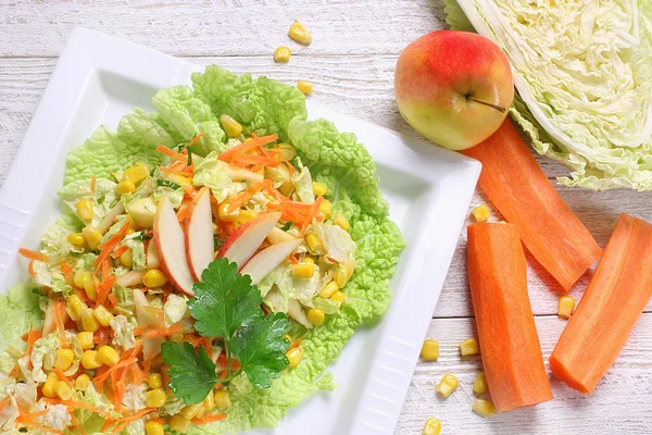 Çin Lahanası tatlı mısır, havuç ve elma, lezzetli salata ile — Stok fotoğraf