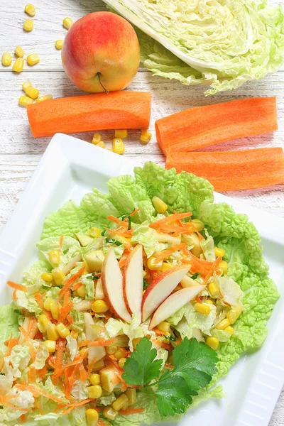 Çin Lahanası tatlı mısır, havuç ve elma, lezzetli salata ile — Stok fotoğraf
