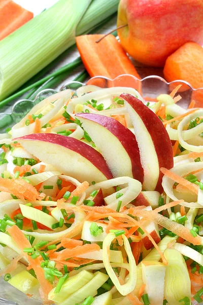Salada com alho-porro, cenouras e maçãs — Fotografia de Stock