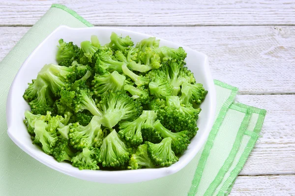 Gekookte broccoli in schaal op houten achtergrond — Stockfoto