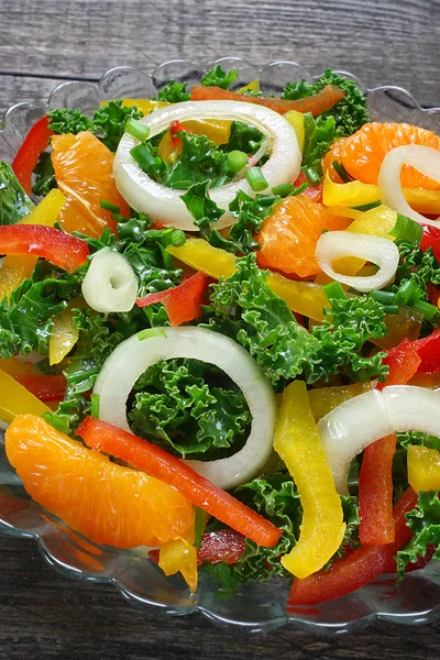 Salada com couve encaracolada, páprica, tangerina e cebola — Fotografia de Stock