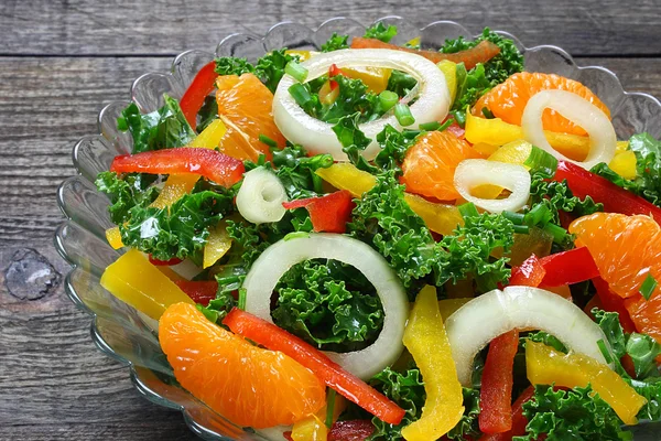 Kıvırcık lahana, kırmızı biber, mandarin ve soğan salatası — Stok fotoğraf